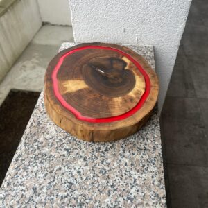Rondea din Lemn de Nuc cu Rășină Roșie – Ø25 cm, grosime 4 cm