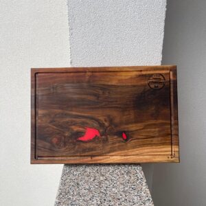 Platou din Lemn de Nuc cu Inserții Rășină Roșie – 45x30x4 cm