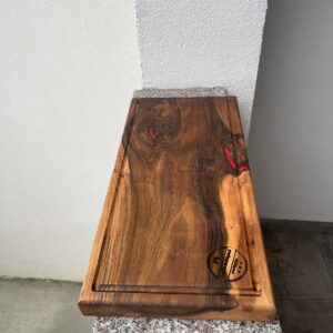 Platou Premium din Lemn Masiv de Nuc – Design Natural cu Inserții Epoxidice – 50x25x4 cm