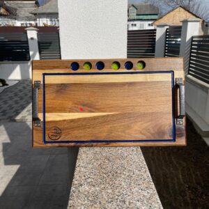 Platou Premium din Lemn Masiv de Nuc cu Suport Pahare și Mânere Metalice – 60x35x3 cm