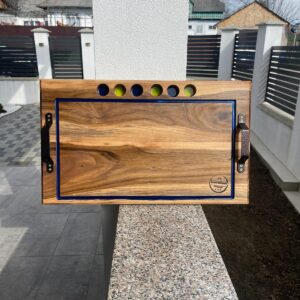 Platou Premium din Lemn Masiv de Nuc cu Suport Pahare și Mânere Metalice – 60x35x4 cm