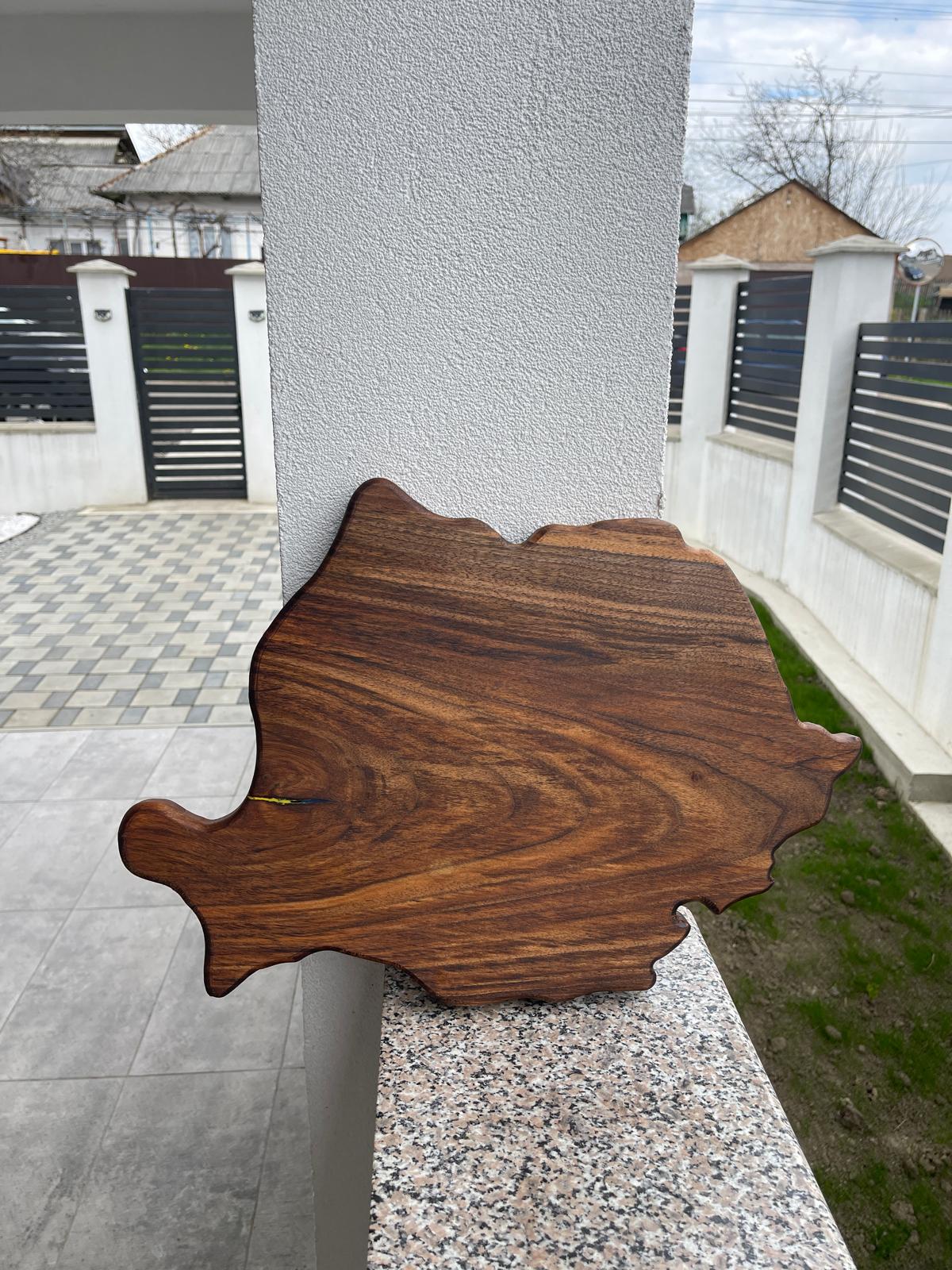 Platou premium din lemn masiv de nuc – Harta României cu rășină epoxidică în culorile tricolorului – model unicat 50x35 cm - imagine 3
