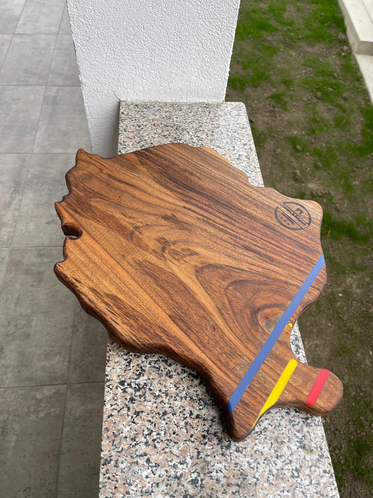 Platou premium din lemn masiv de nuc – Harta României cu rășină epoxidică în culorile tricolorului – model unicat 50x35 cm - imagine 4