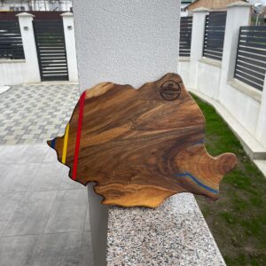 Platou premium din lemn masiv de nuc – Harta României cu rășină epoxidică în culorile tricolorului – model unicat 50x35 cm