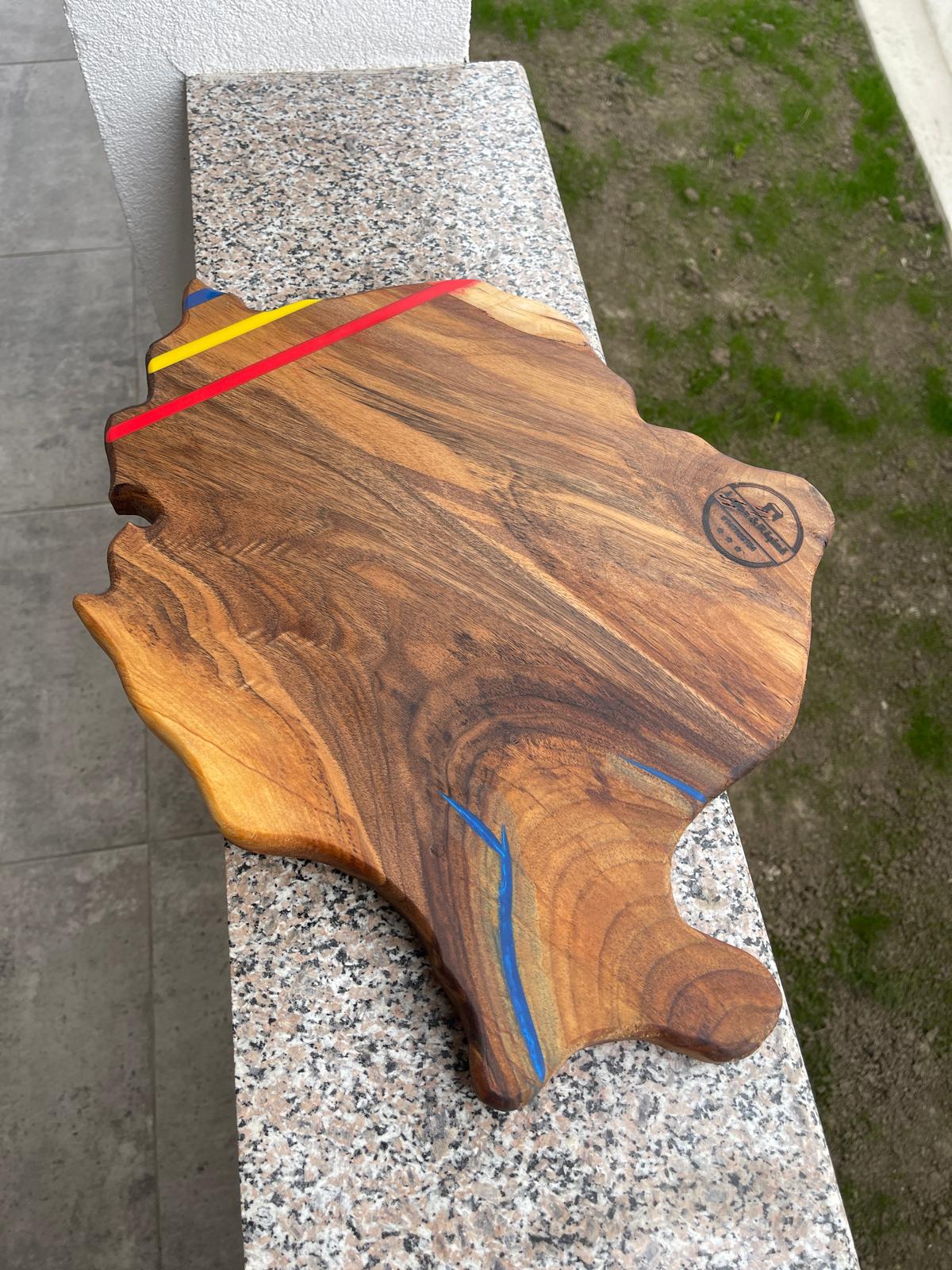 Platou premium din lemn masiv de nuc – Harta României cu rășină epoxidică în culorile tricolorului – model unicat 50x35 cm - imagine 4