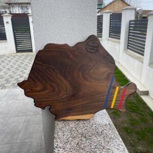 Platou premium din lemn masiv de nuc – Harta României cu rășină epoxidică în culorile tricolorului – model unicat 50x35 cm