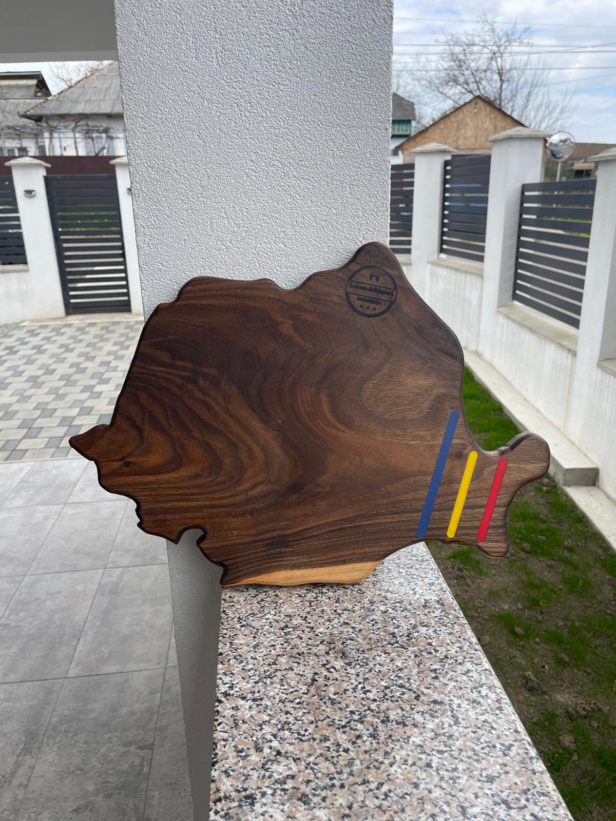 Platou premium din lemn masiv de nuc – Harta României cu rășină epoxidică în culorile tricolorului – model unicat 50x35 cm