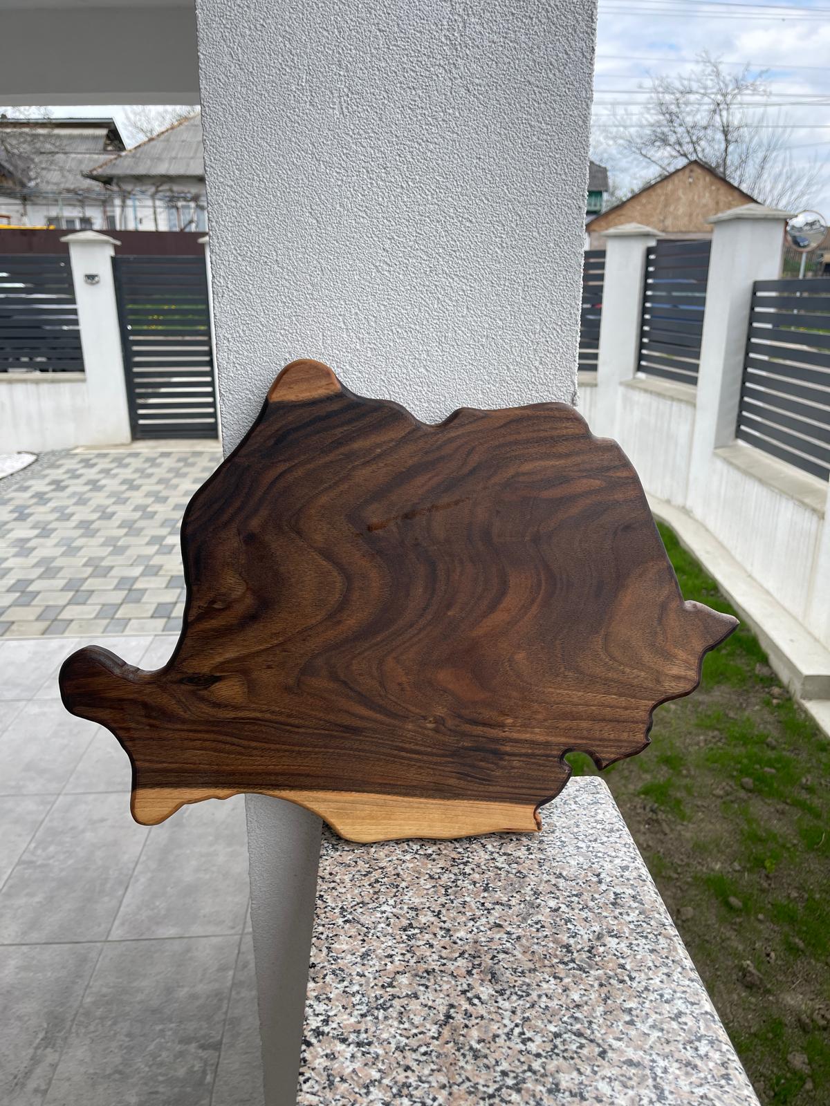 Platou premium din lemn masiv de nuc – Harta României cu rășină epoxidică în culorile tricolorului – model unicat 50x35 cm - imagine 3