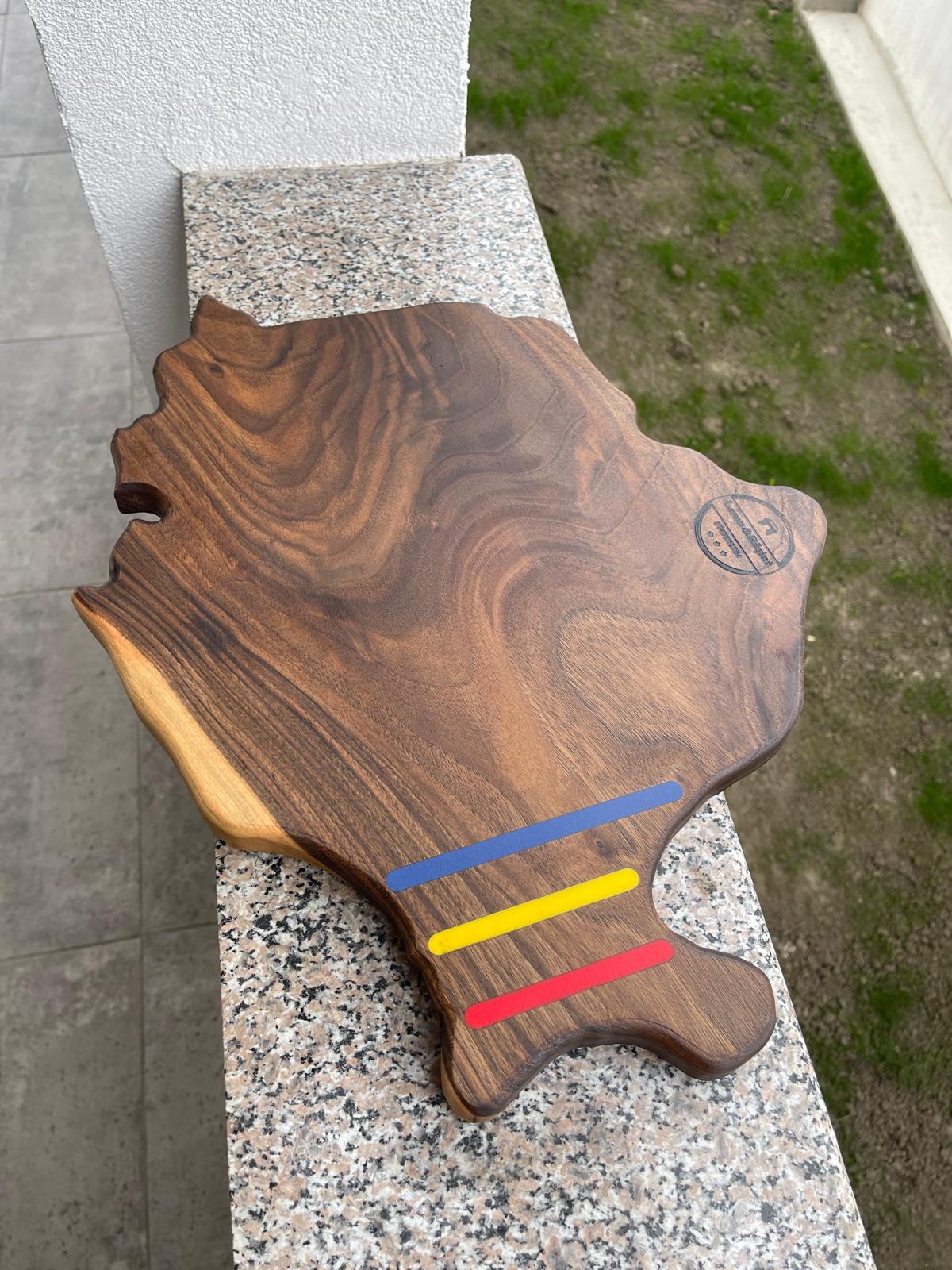 Platou premium din lemn masiv de nuc – Harta României cu rășină epoxidică în culorile tricolorului – model unicat 50x35 cm - imagine 4