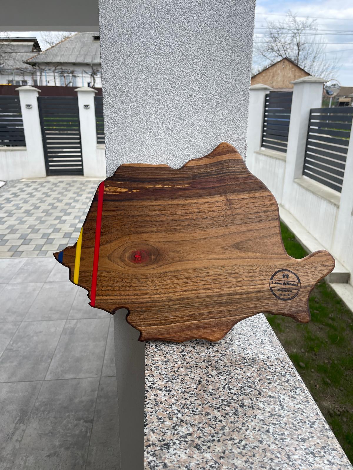 Platou premium din lemn masiv de nuc – Harta României cu rășină epoxidică în culorile tricolorului – model unicat 50x35 cm - imagine 2