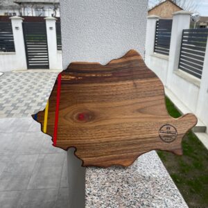 Platou premium din lemn masiv de nuc – Harta României cu rășină epoxidică în culorile tricolorului – model unicat 50x35 cm