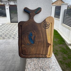 Platou premium din lemn masiv de nuc cu inserție rășină albastră – model unicat 37x27 cm