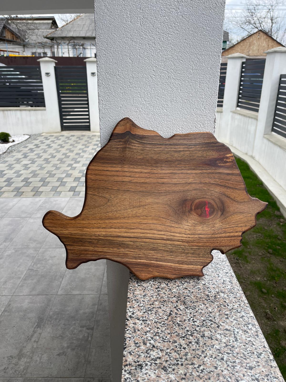 Platou premium din lemn masiv de nuc – Harta României cu rășină epoxidică în culorile tricolorului – model unicat 50x35 cm - imagine 3