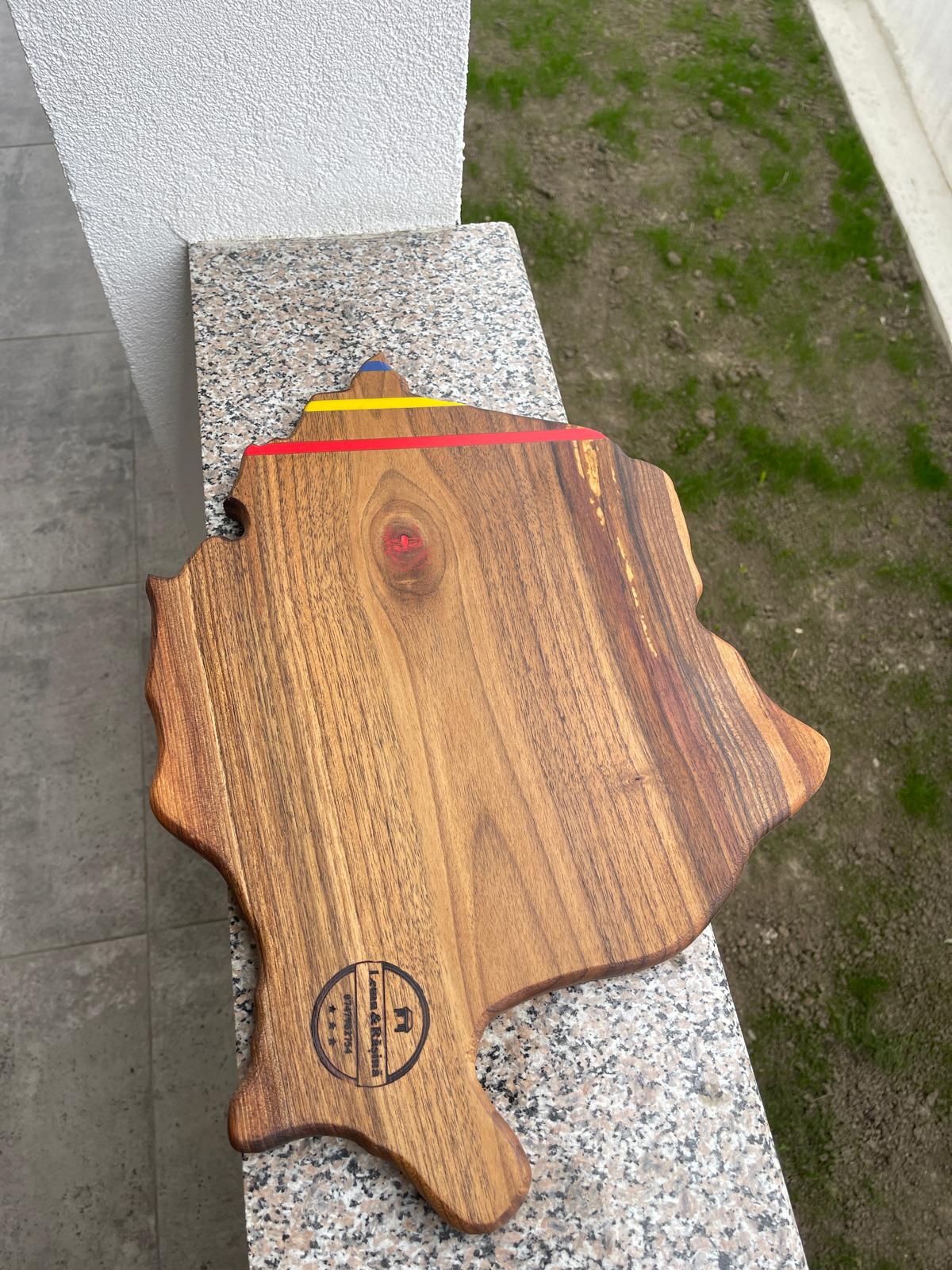 Platou premium din lemn masiv de nuc – Harta României cu rășină epoxidică în culorile tricolorului – model unicat 50x35 cm - imagine 4