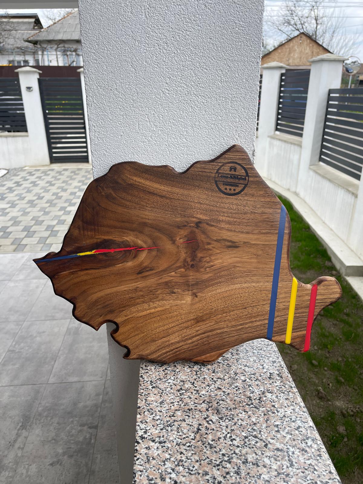 Platou premium din lemn masiv de nuc – Harta României cu rășină epoxidică în culorile tricolorului – model unicat 50x35 cm - imagine 2