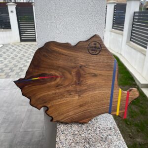 Platou premium din lemn masiv de nuc – Harta României cu rășină epoxidică în culorile tricolorului – model unicat 50x35 cm
