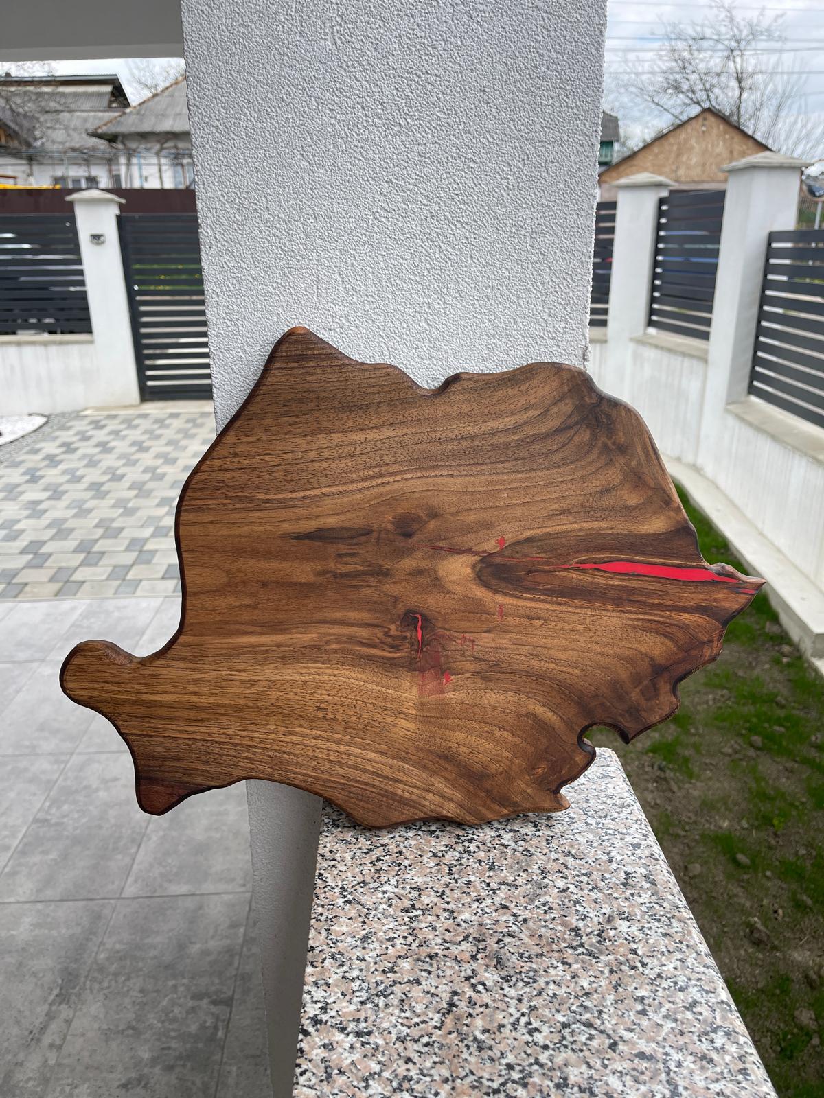 Platou premium din lemn masiv de nuc – Harta României cu rășină epoxidică în culorile tricolorului – model unicat 50x35 cm - imagine 3