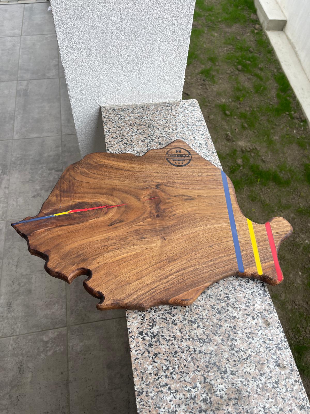 Platou premium din lemn masiv de nuc – Harta României cu rășină epoxidică în culorile tricolorului – model unicat 50x35 cm - imagine 4