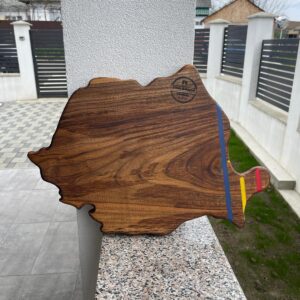 Platou premium din lemn masiv de nuc – Harta României cu rășină epoxidică în culorile tricolorului – model unicat 50x35 cm