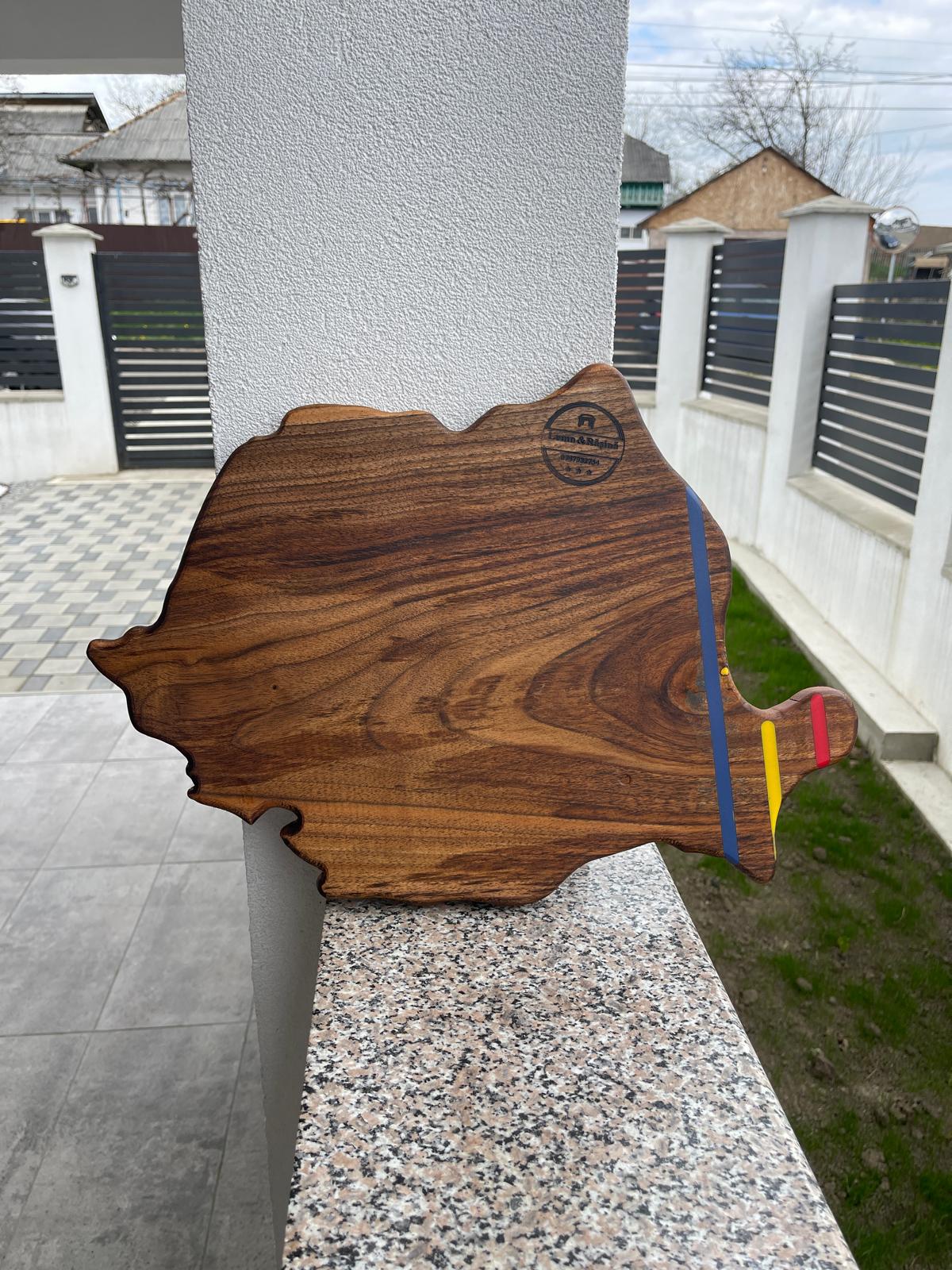 Platou premium din lemn masiv de nuc – Harta României cu rășină epoxidică în culorile tricolorului – model unicat 50x35 cm