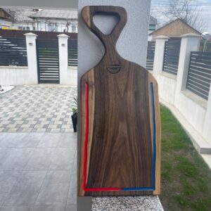 Tocător premium din nuc cu rășină roșie și albastră 67x30 cm