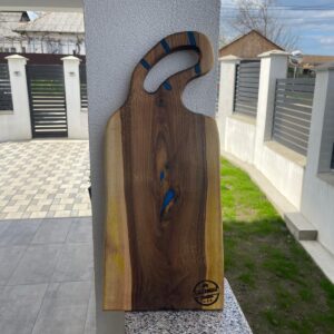Tocător premium din nuc cu rășină Blue Sky – 55x23 cm