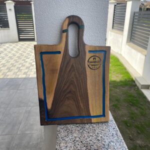 Tocător premium din nuc cu rășină Blue Sky – 40x28 cm