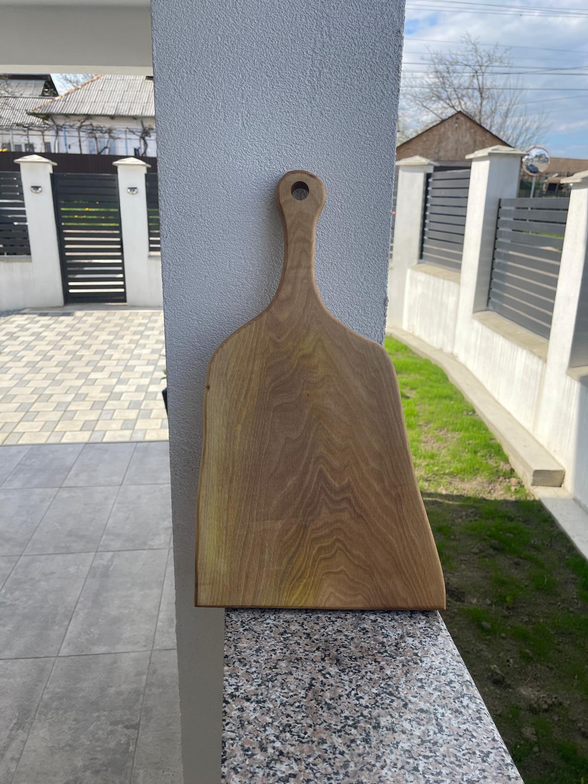 Tocător din nuc masiv cu rășină roșie și albastră – 50x25 cm - imagine 2