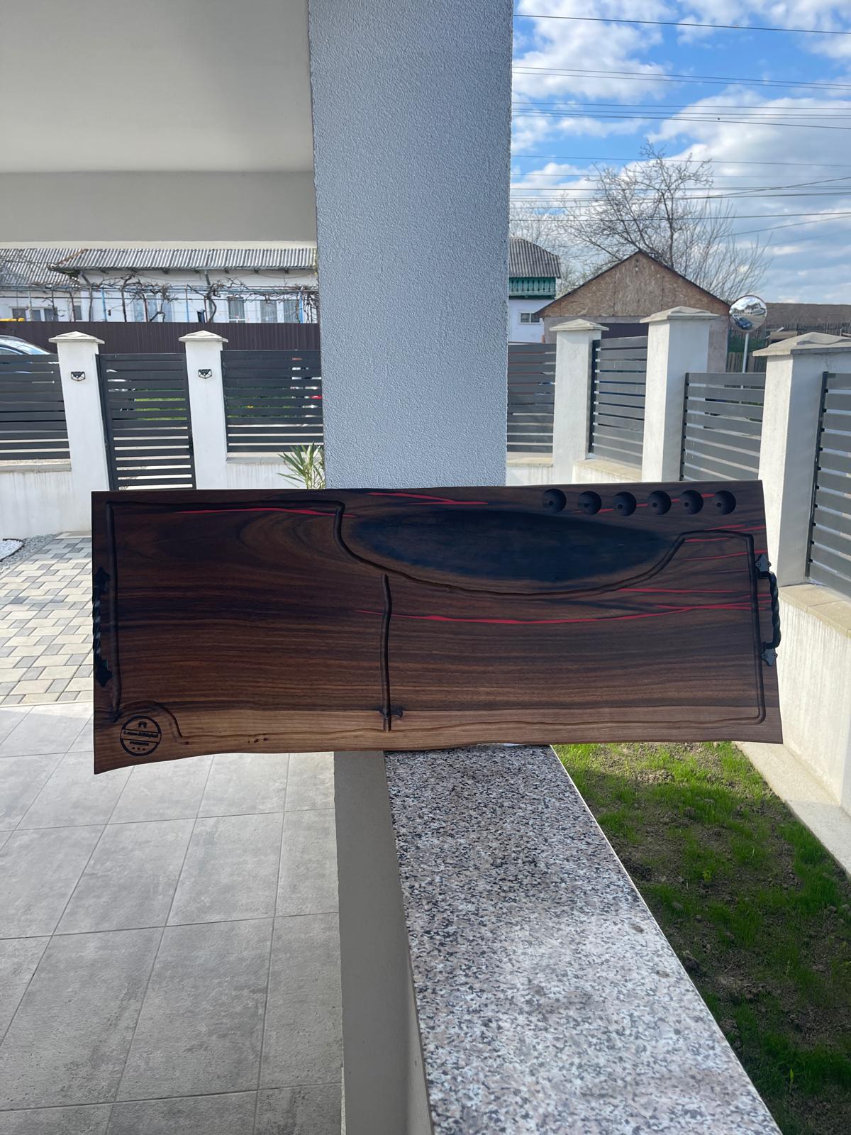 Platou premium din nuc masiv cu rășină roșie, 6 găuri shot și mânere din fier forjat – 95x37 cm - imagine 3