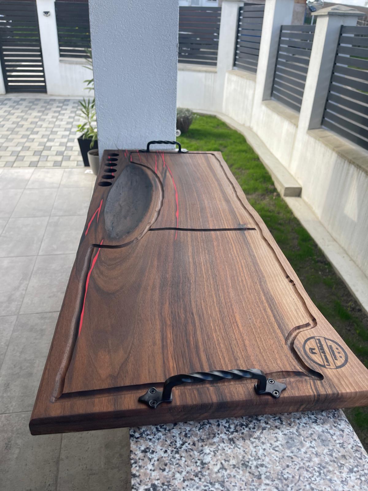 Platou premium din nuc masiv cu rășină roșie, 6 găuri shot și mânere din fier forjat – 95x37 cm - imagine 5
