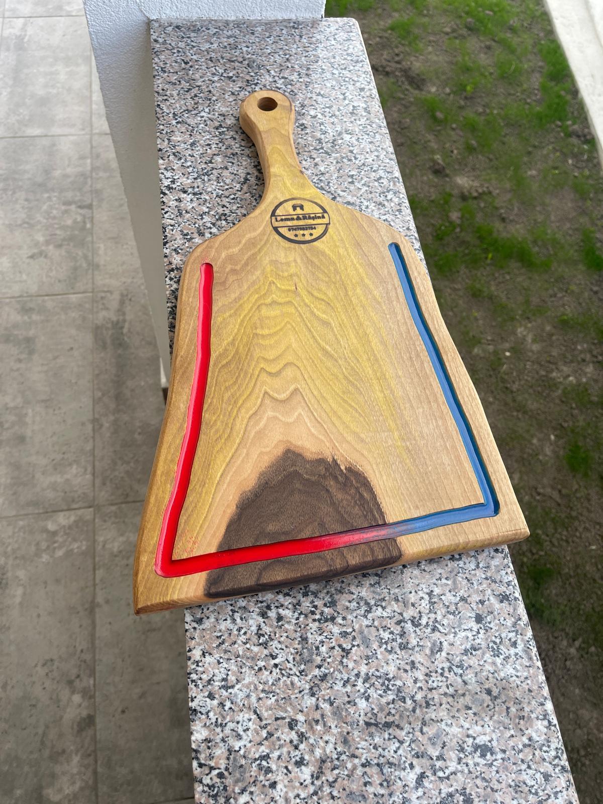 Tocător din nuc masiv cu rășină roșie și albastră – 50x25 cm - imagine 3
