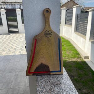 Tocător din nuc masiv cu rășină roșie și albastră – 50x25 cm