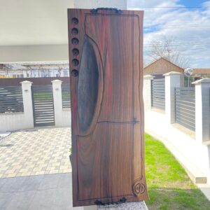 Platou premium din nuc masiv cu rășină roșie, 6 găuri shot și mânere din fier forjat – 95x37 cm