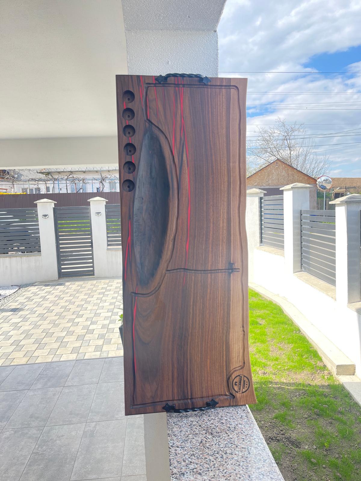 Platou premium din nuc masiv cu rășină roșie, 6 găuri shot și mânere din fier forjat – 95x37 cm