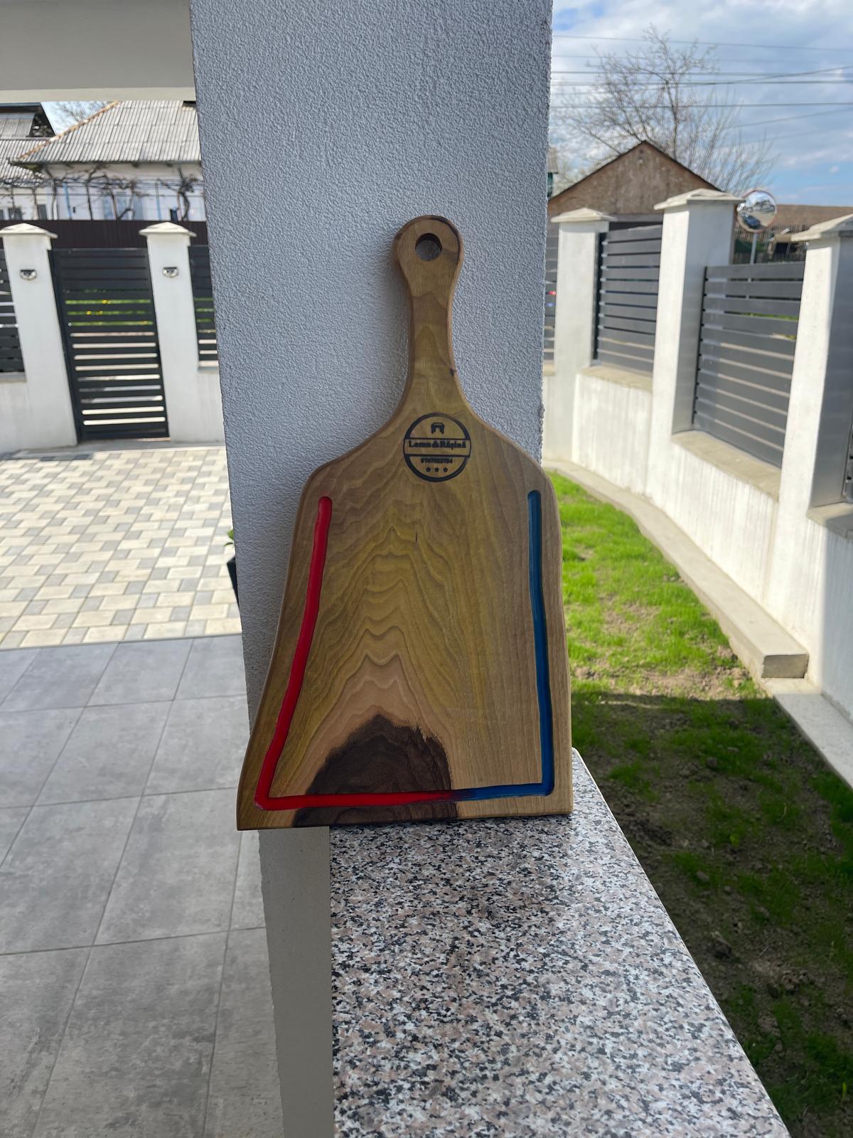 Tocător din nuc masiv cu rășină roșie și albastră – 50x25 cm