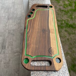 Platou din lemn masiv de nuc cu rășină verde, 6 găuri shot și canal de scurgere 65x28 cm – handmade premium