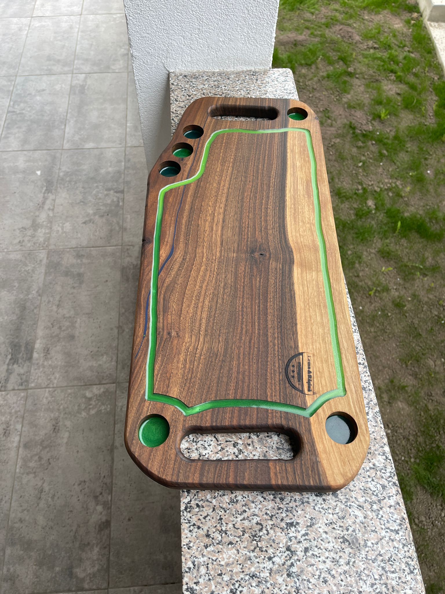 Platou din lemn masiv de nuc cu rășină verde, 6 găuri shot și canal de scurgere 65x28 cm – handmade premium