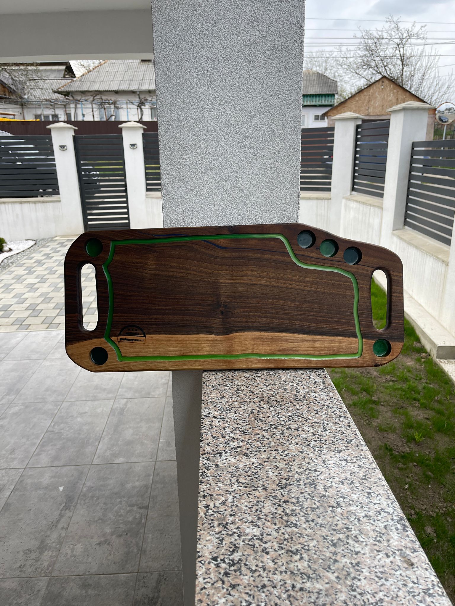 Platou din lemn masiv de nuc cu rășină verde, 6 găuri shot și canal de scurgere 65x28 cm – handmade premium - imagine 3