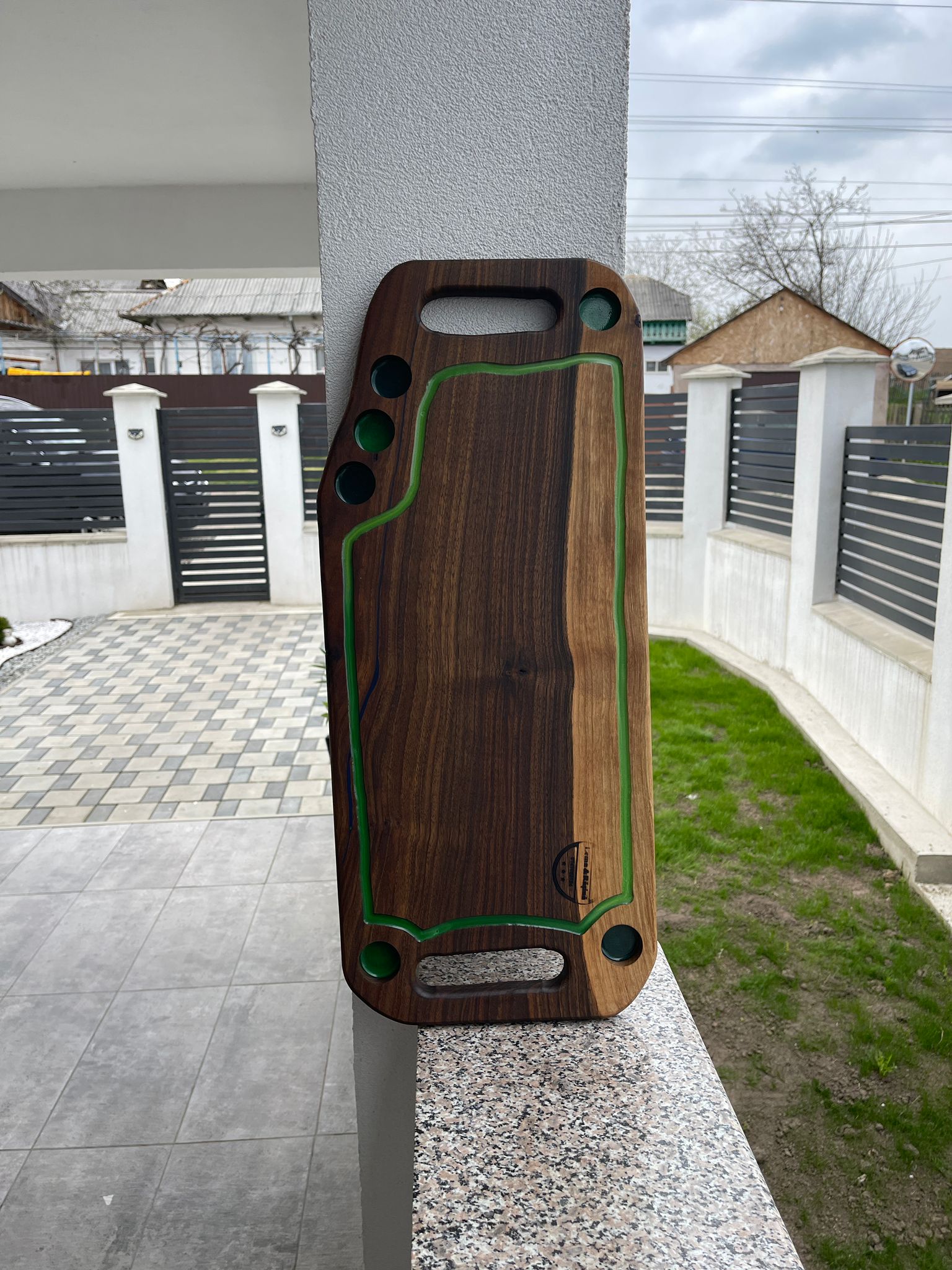 Platou din lemn masiv de nuc cu rășină verde, 6 găuri shot și canal de scurgere 65x28 cm – handmade premium - imagine 4