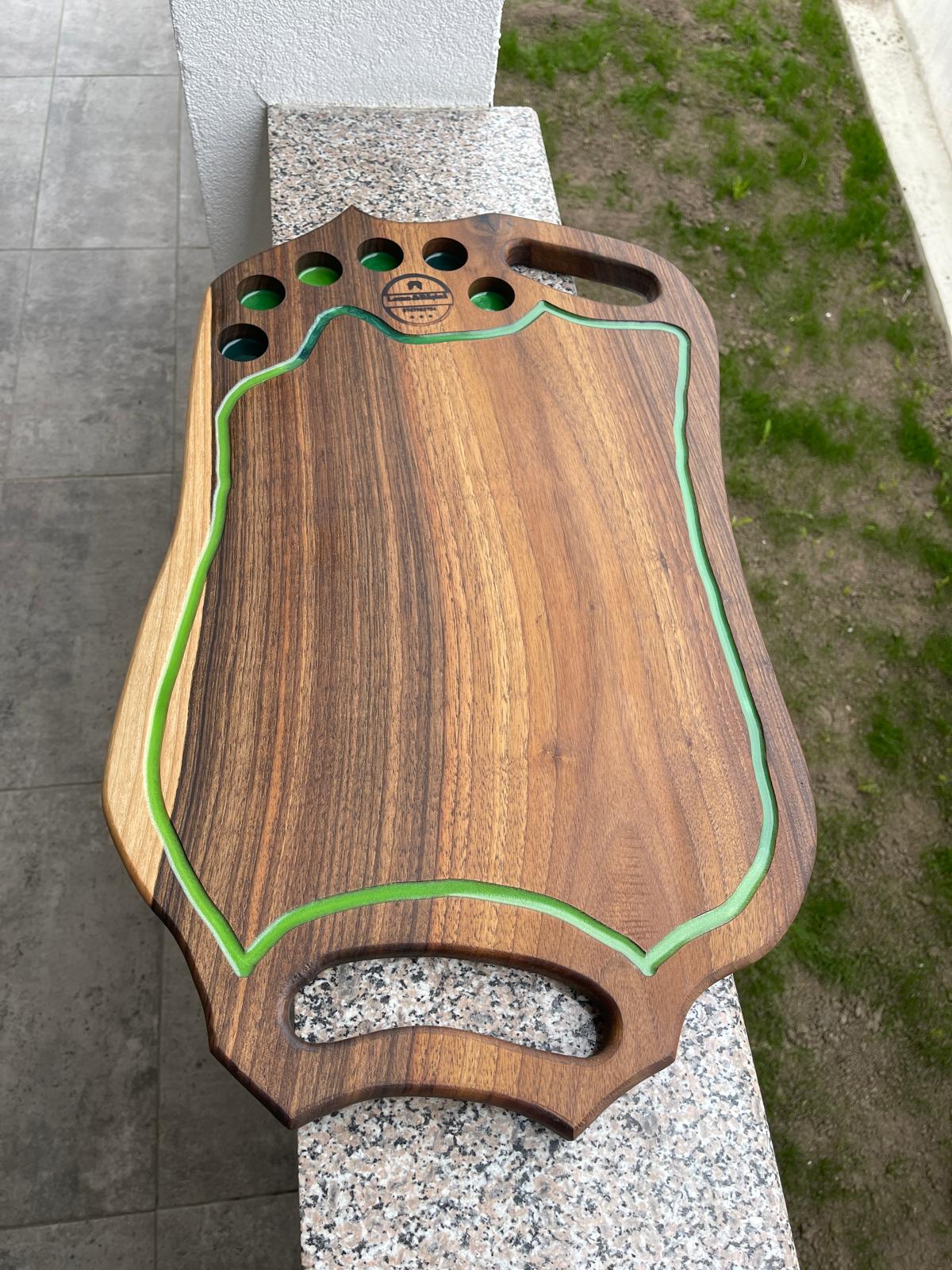 Platou din lemn masiv de nuc cu rășină verde, 6 găuri shot și design ergonomic 65x38 cm – handmade premium - imagine 2