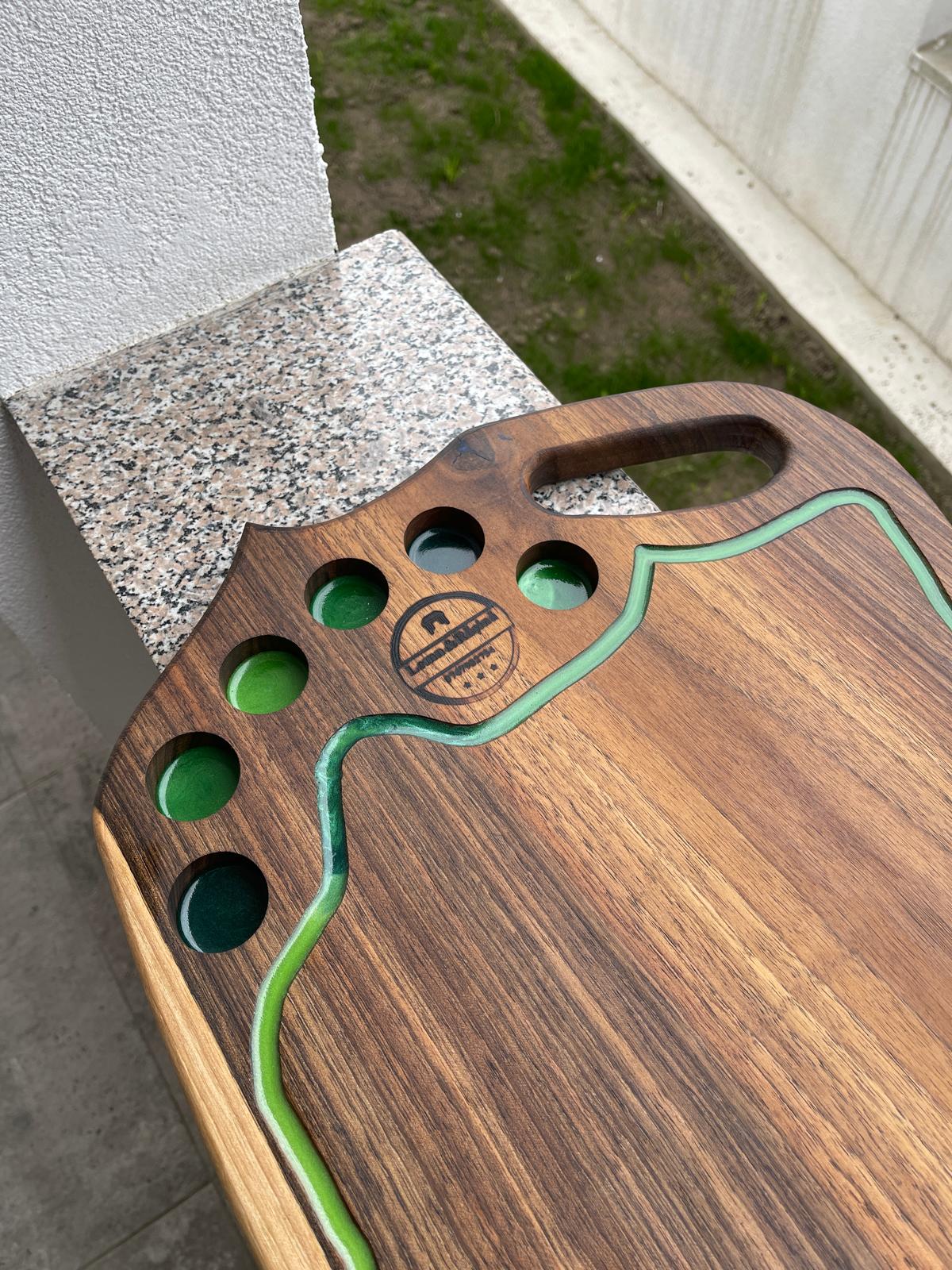 Platou din lemn masiv de nuc cu rășină verde, 6 găuri shot și design ergonomic 65x38 cm – handmade premium - imagine 3