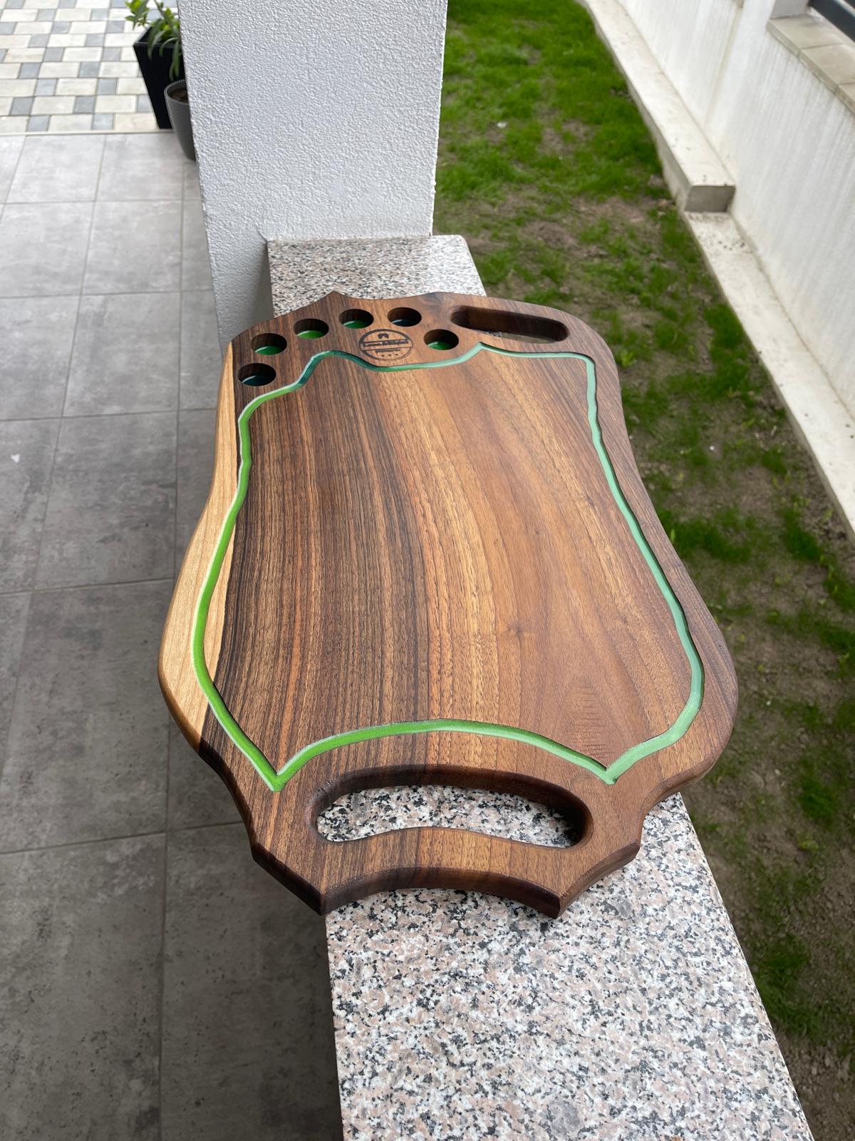 Platou din lemn masiv de nuc cu rășină verde, 6 găuri shot și design ergonomic 65x38 cm – handmade premium - imagine 4