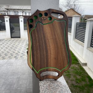 Platou din lemn masiv de nuc cu rășină verde, 6 găuri shot și design ergonomic 65x38 cm – handmade premium