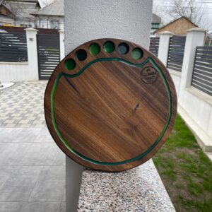Platou rotund din lemn masiv de nuc cu rășină verde, 6 găuri shot, diametru 40 cm – handmade premium