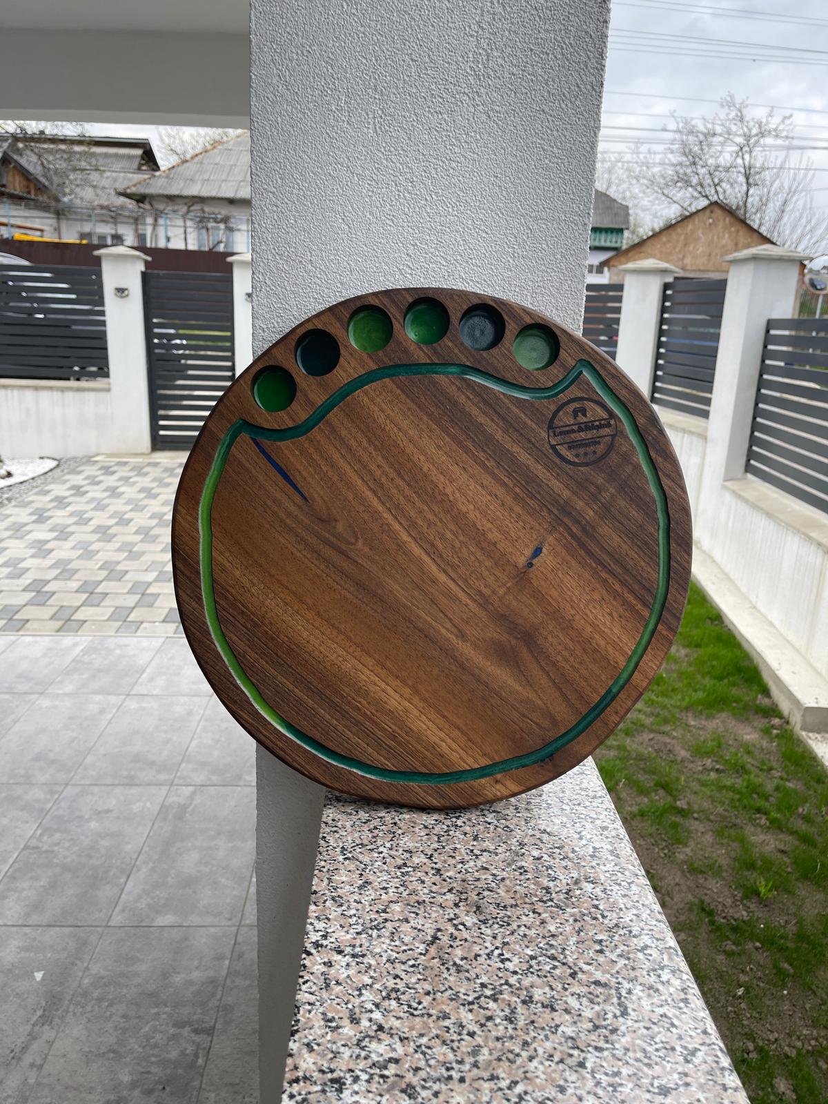 Platou rotund din lemn masiv de nuc cu rășină verde, 6 găuri shot, diametru 40 cm – handmade premium