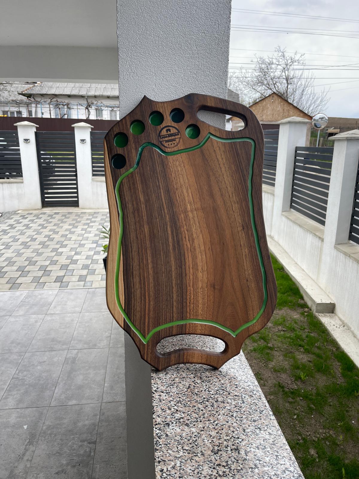 Platou din lemn masiv de nuc cu rășină verde, 6 găuri shot și design ergonomic 65x38 cm – handmade premium - imagine 5