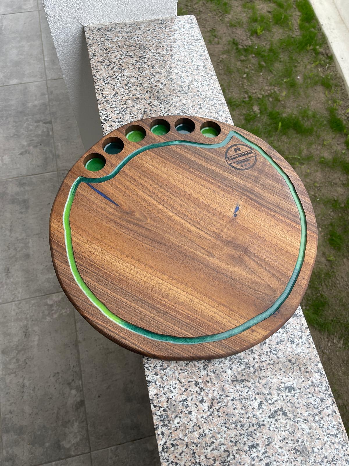 Platou rotund din lemn masiv de nuc cu rășină verde, 6 găuri shot, diametru 40 cm – handmade premium - imagine 3