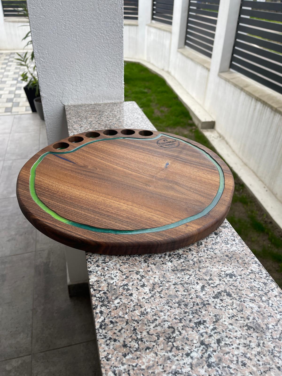 Platou rotund din lemn masiv de nuc cu rășină verde, 6 găuri shot, diametru 40 cm – handmade premium - imagine 4