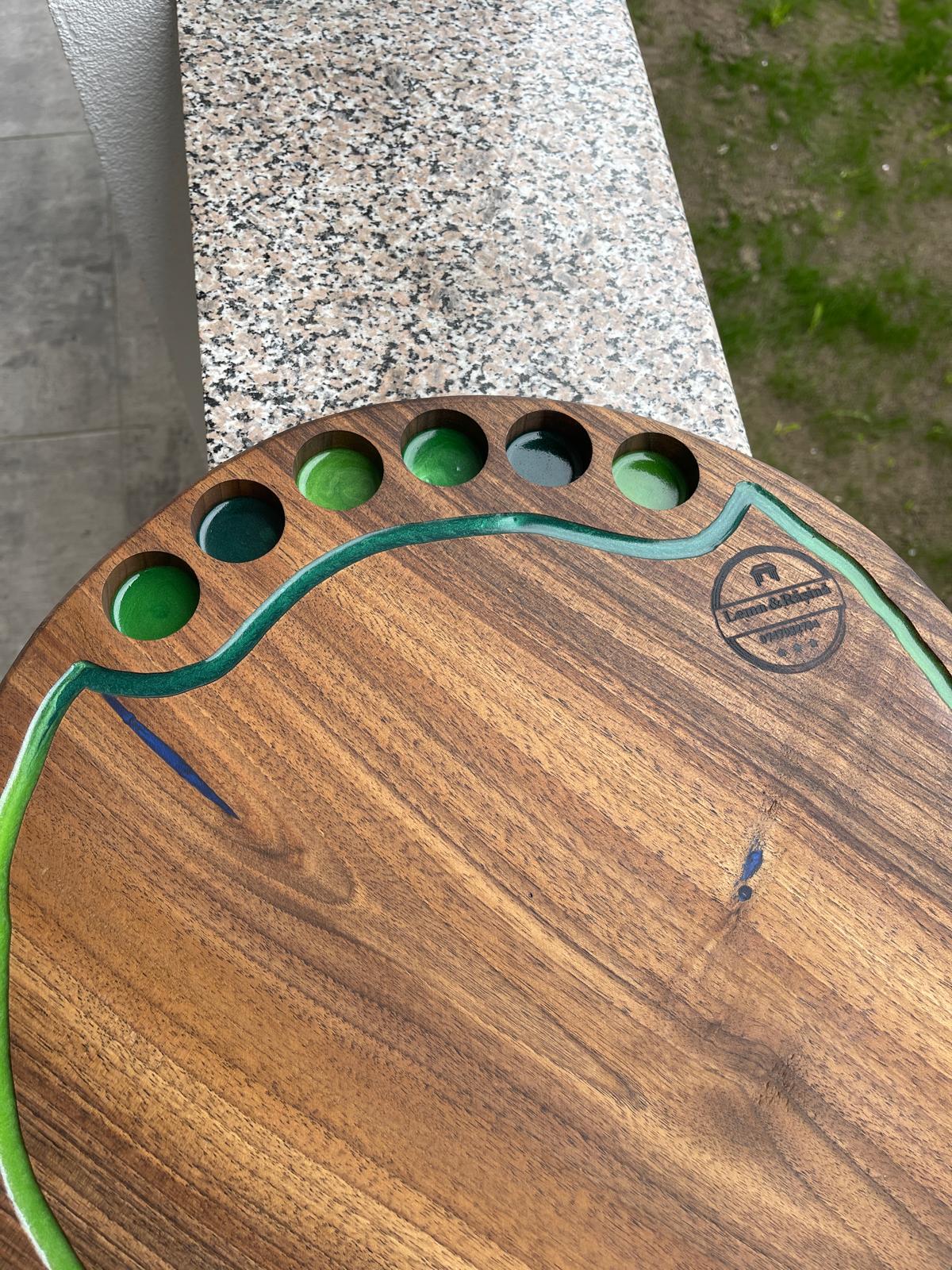 Platou rotund din lemn masiv de nuc cu rășină verde, 6 găuri shot, diametru 40 cm – handmade premium - imagine 5