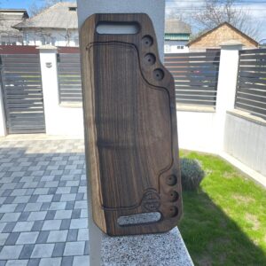 Tocător / platou din lemn masiv de nuc 65x28 cm cu 6 găuri pentru shot-uri și canal de scurgere